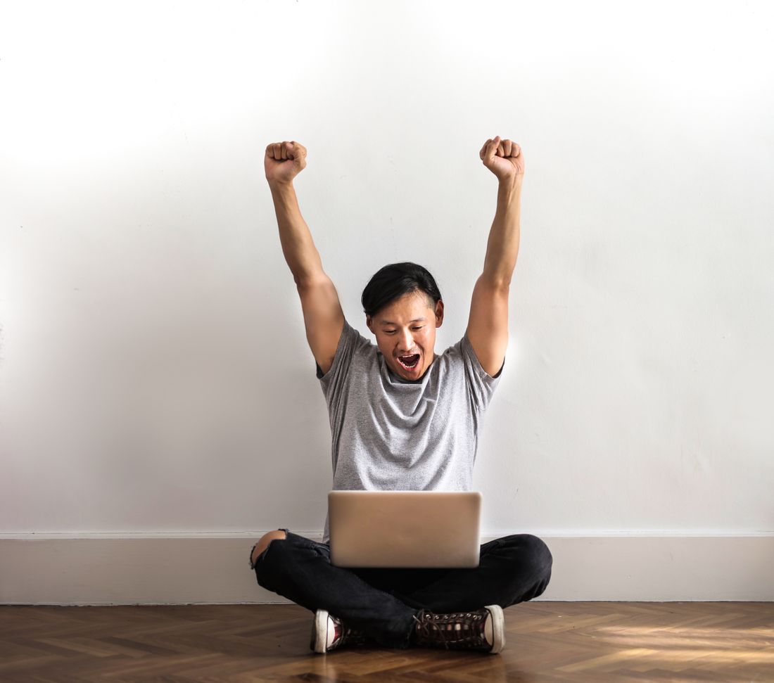 A man celebrating after completing the Texas defensive driving course online